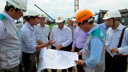 Phó Chủ tịch Nguyễn Thanh Hùng cùng các sở ban ngành kiểm tra tại các công trình xây dựng trên địa bàn TP.Cao Lãnh.