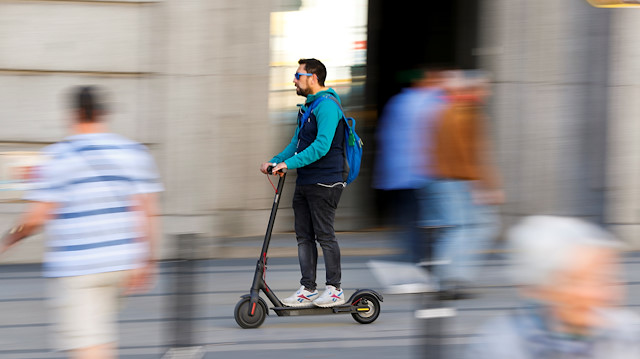 Xe scooter được giới trẻ ưa thích vì gọn nhẹ, dễ sử dụng lại rất thời trang. (Ảnh: Reuters)