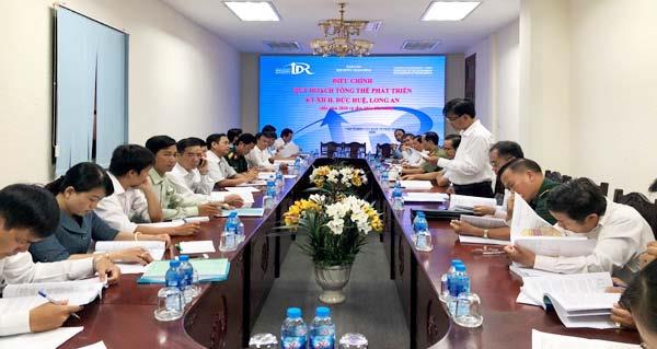 Ông Nguyễn Văn Được Phó Chủ tịch UBND tỉnhp/Long An chủ trì cuộc họp.