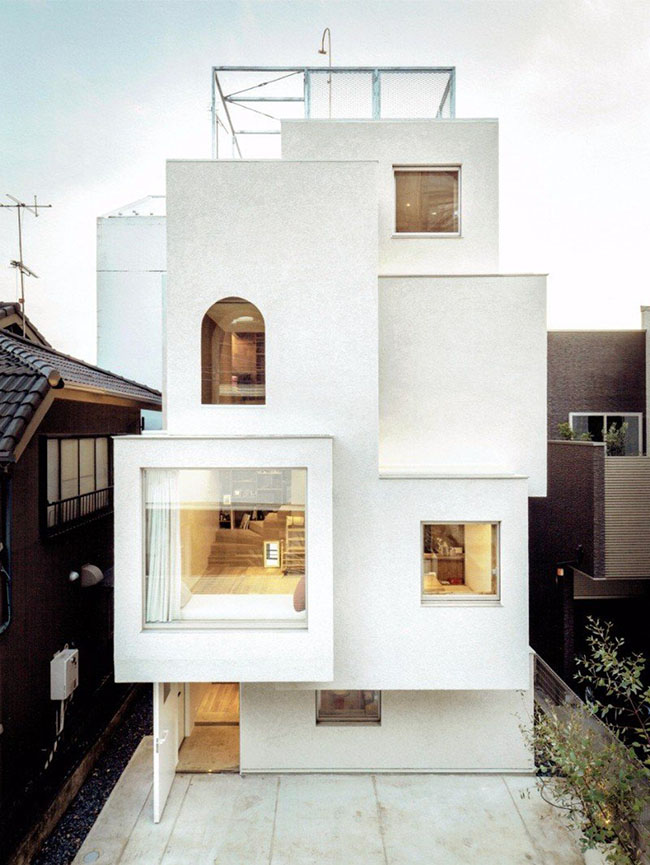 Nằm trong một con hẻm hẹp ở Tokyo, Nhật Bản, House in the City được thiết kế với các phòng khá lộn xộn và dường như không theo một quy luật nào. Nhưng dường như trong sư lộn xộn nhô ra thụt vào này lại khá thu hút và hài hòa. Ngôi nhà cao 4 tầng và gồm rất nhiều phòng. Thiếu kế của các kiến trúc sư: Daisuke Ibano + Ryosuke Fujii + Satoshi Numanoi.