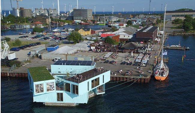 Được coi là một lựa chọn thay thế chi phí thấp cho ký túc xá truyền thống, Urban Rigger hoạt động như nhà ở sinh viên ở Copenhagen, Đan Mạch. Tòa nhà này gồm 15 không gian sống, được làm bằng container vận chuyển tái chế trôi nổi trong bến cảng của thành phố. Nhà được thiết kế bởi các kiến trúc sư thuộc Bjarke Ingels Group.