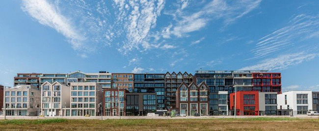 Tòa Superlofts Houthaven ở Amsterdam, Hà Lan là được xây dựng và thiết kế hoạt động như một thành phố nhỏ. Toàn bộ dự án của khu phứcp/hợp và dân cư này bao gồm 2.000 đơn vị nhà ở, trường học, khách sạn và cơ sở chăm sóc sức khỏe. Dự án được thiết kế bởi kiến trúc sư: Marc Koehler Architects.