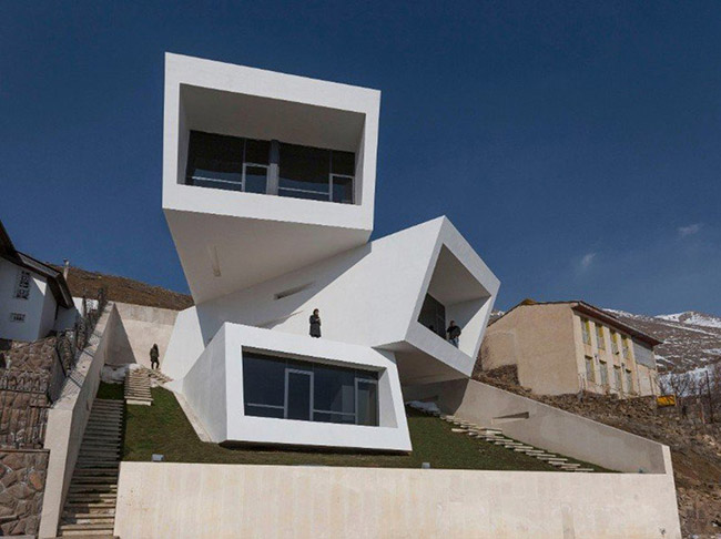Được gọi là “3 con mắt” ngôi nhà có hình thức cực kỳ độc đáo và ấn tượng này nằm ở Tehran, Iran. Nhà gồm 3 tầng với cửa sổ kính suốt từ trần đến sàn hướng về các hướng khác nhau.Nhà được thiết kế bởi các kiến trúc sự thuộc: New Wave Architecture.
