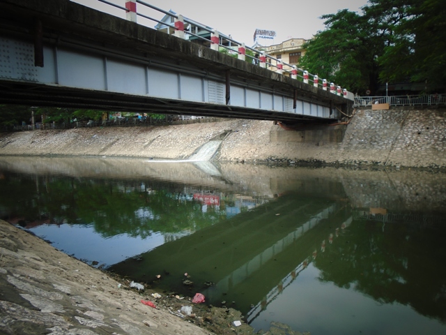 Nước của con sông Tô lịch tại Hà Nội luôn có màu đen đục, bốc mùi hôi thối khó chịu.