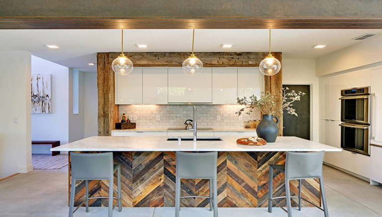 Một trong những chi tiết tạo nên cảm giác hiện đại, mà đương thời chính là việc sử dụng vật liệu gỗ trong không gian nhà bếp. Tủ bếp, kệ bếp và mặt bàn màu trắng là một sự tương phản độc đáo cho ngôi nhà.