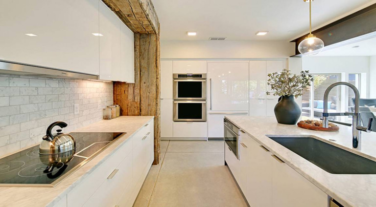 Trang thiết bị được sử dụng cho phòng bếp rất hiện đại và sang trọng, được bố trí gọn gàng với tông màu trắng sạch sẽ.