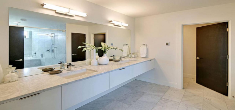 Phòng tắm rộng rãi với đầy đủ trang thiết bị cần thiết, tạo cảm giác thoải mái cho người sử dụng. Chiếc gương soi cỡ lớn giúp cho không gian thêm thoáng đãng hơn. Việc sử dụng cây xanh ở đây cũng là một điểm nhấn thú vị.