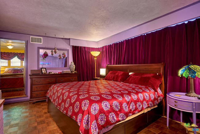 Phòng ngủ lớn có màu tím và đỏ chủ đạo.