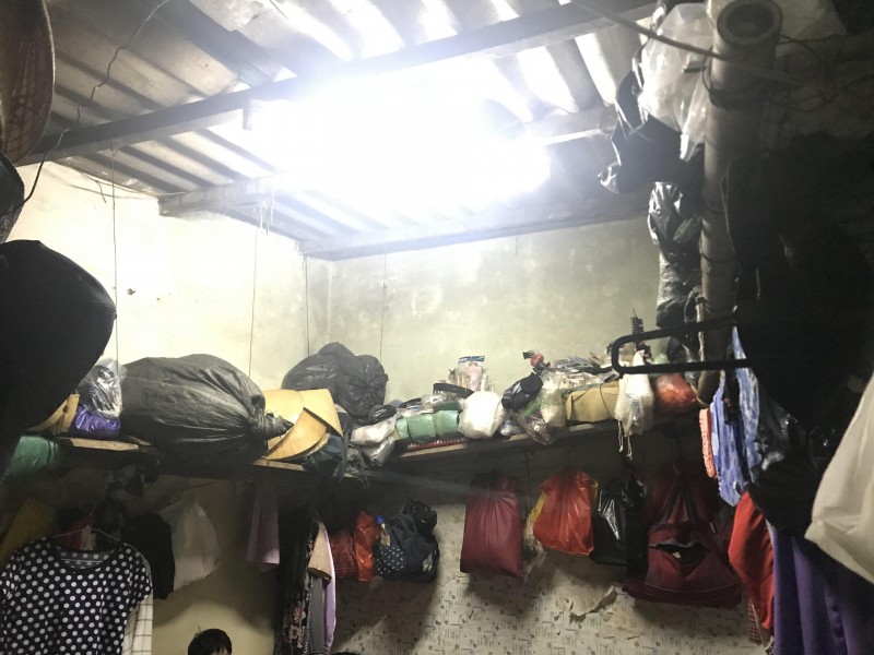 Trong căn phòng trên dưới 10m2 ở một nhà trọ trong phố Phúc Lai chứa các vật dụng có khả năng bắt lửa cao (Ảnh: P.N)