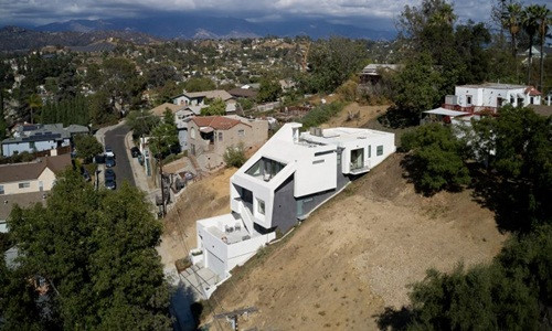 Tọa lạc trên một ngọn đồi ở Los Angeles (Mỹ), ngôi nhà gây ấn tượng mạnh bởi thiết kế gấp khúc vô cùng độc đáo.