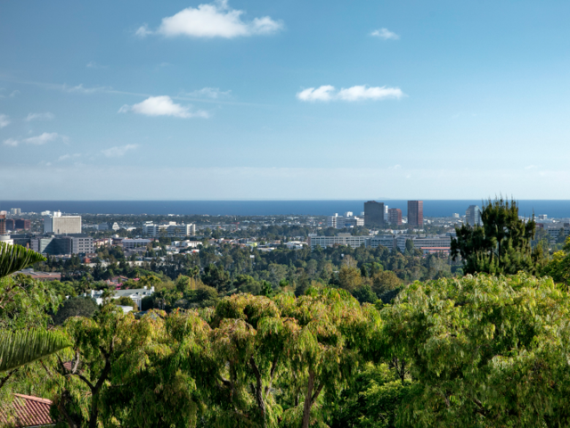 Từ dinh thự có hướng nhìn đẹp ra trung tâm Los Angeles và Thái Bình Dương.
