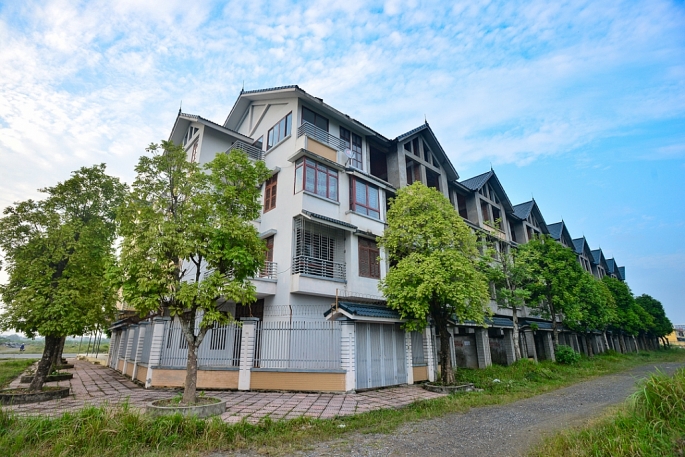 Trong các chục ngôi nhà, liền kề, chỉ mới có một vài căn nhà hoàn thiện và có dấu hiệu sinh sống của con người.