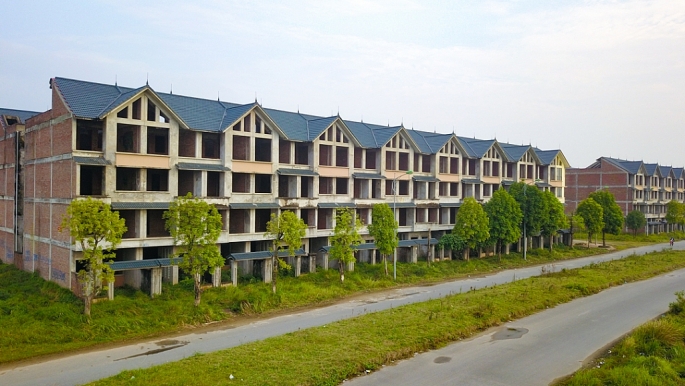 Hàng loạt căn hộ liền kề có quy mô hoành tráng vắng bóng người trải dọc con đường nối ra quốc lộ 32.