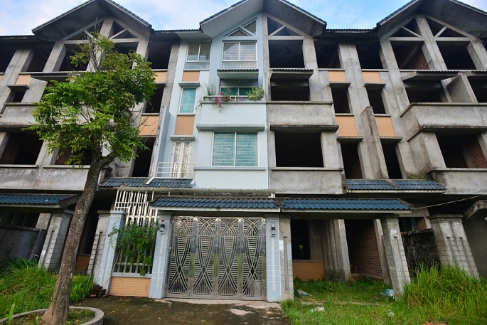 Một trong những căn nhà hiếm hoi có người sinh sống giữa hàng loạt các căn hộ để hoang.