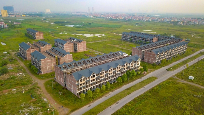 Tuy nhiên, sau 10 năm được cấp phép, dự án này chỉ có mấy dãy nhà liền kề, còn lại hầu hết đất đang bị hoang hoá, chưa đầu tư, chôn vùi hàng nghìn tỷ đồng của giới đầu cơ.
