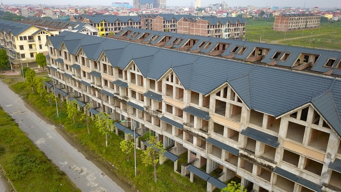 Vào thời điểm Kim Chung - Di Trạch hoàng kim, mỗi m2 đất dự án có giá lên đến 50 - 70 triệu đồng, từng được quảng cáo là “trái tim đô thị” chất lượng cao, tiện nghi, thân thiện với môi trường, một trung tâm thương mại, biệt thự liền kề, nhà hát, căn hộ cho thuê, bệnh viện, trường học… đáp ứng đầy đủ các tiêu chuẩn Việt Nam và quốc tế, quy mô dân số khoảng 20.000 - 30.000 người.