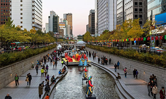 Sông Cheonggyecheon ở Seoul, Hàn Quốc, đã được phục hồi sau khi phá dỡ đường cao tốc đa làn.