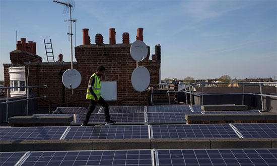 Hệ thống năng lượng mặt trời lắp đặt trên mái nhà.