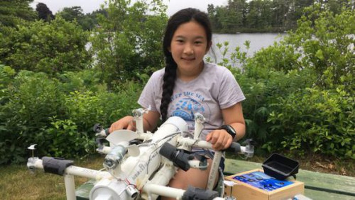 Em Anna Du và con robot do em chế tạo ra với chức năng săn lùng rác nhựa trên biển - Ảnh: ANNA DU