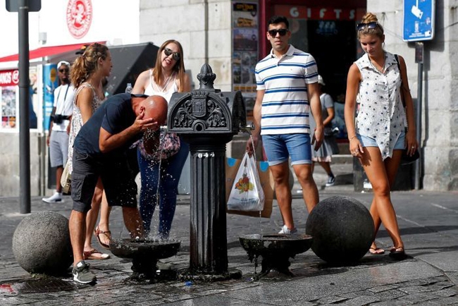 Nắng nóng khiến cuộc sống của người dân châu Âu bị đảo lộn (Ảnh: Reuters)
