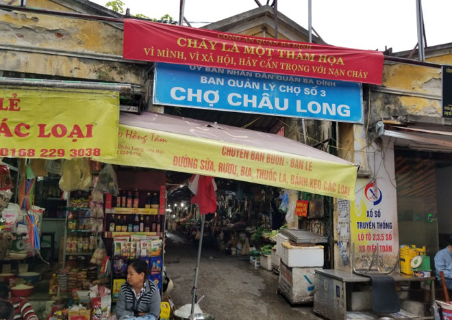 Chợ Châu Long đã xuống cấp và nhếch nhác từ nhiều năm nay.