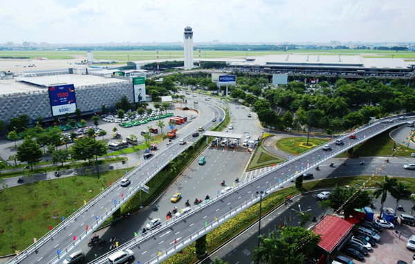 Cầu vượt tại nút giao Trường Sơn và sân bay Tân Sơn Nhất đã góp phần giảm ùn tắc cho sân bay.