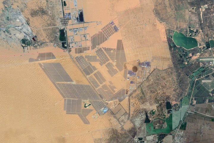 Công xưởng Năng lượng mặt trời Tengger Desert ở Trung Quốc là trang trại năng lượng mặt trời lớn nhất hiện nay, với 43 km2. Công suất phát điện của nó là 1.547 MW.