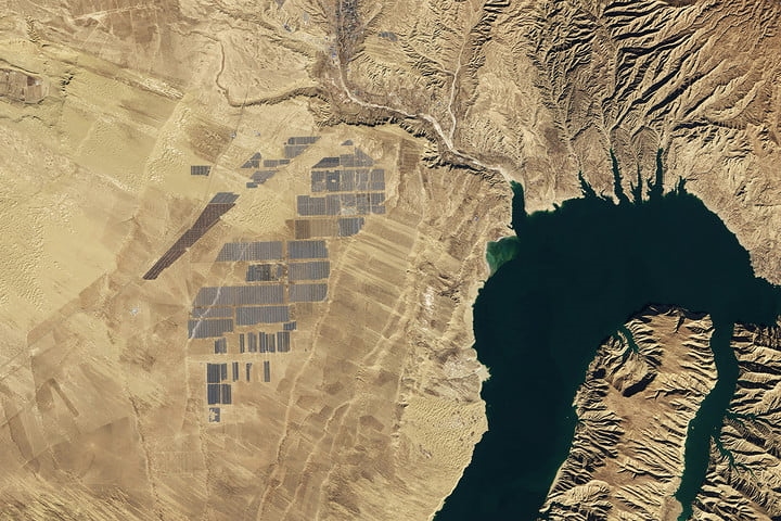Nhà máy năng lượng mặt trời Longyangxia Dam (cao nguyên Tây Tạng, Trung Quốc) được hoàn thành vào năm 2015 có công suất 850 MW và được tích hợp với đập thủy điện Longyangxia 1.280MW.