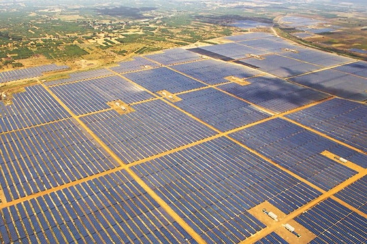 Trang trại năng lượng mặt trời Kamuthi (Ấn Độ) là trang trại năng lượng mặt trời lớn thứ sáu trên thế giới. Được xây dựng chỉ trong 8 tháng, với 2,5 triệu tấm pin mặt trời, cơ sở này sản xuất đủ năng lượng cho 750.000 người.