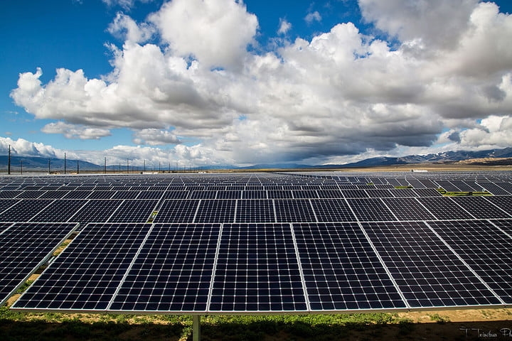 Trang trại năng lượng mặt trời lớn nhất ở Mỹ là Solar Star với 13 km2 và 1,7 triệu tấm pin mặt trời cung cấp 17% nguồn điện cho California.