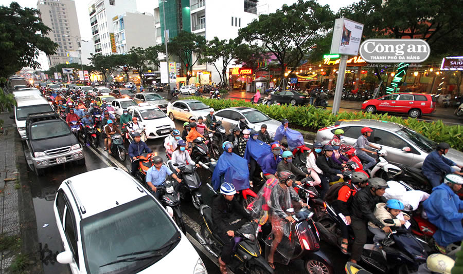 Vào giờ cao điểm, xảy ra tình trạng kẹt xe là nỗi ám ảnh của nhiều người (hình ảnh kẹt xe trên đường Nguyễn Văn Linh).
