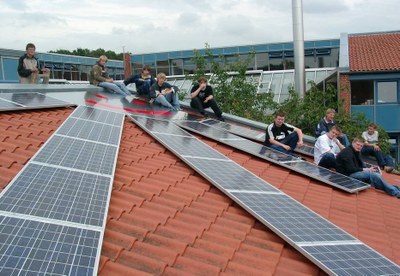 Các tấm pin mặt trời trên nóc nhà của một trường học tại thị trấn Saerbeck