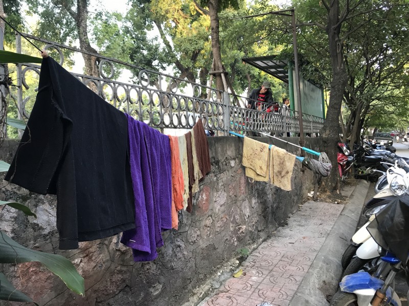 Quần áo, khăn, chổi được phơi vô tội vạ trên một con ngõ nhỏ gần đường Kim Mã (Ba Đình).