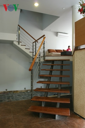 Ở tình huống này, dùng cầu thang “rỗng” là hiệu quả nhất cho sự thông thoáng dưới gầm thang.