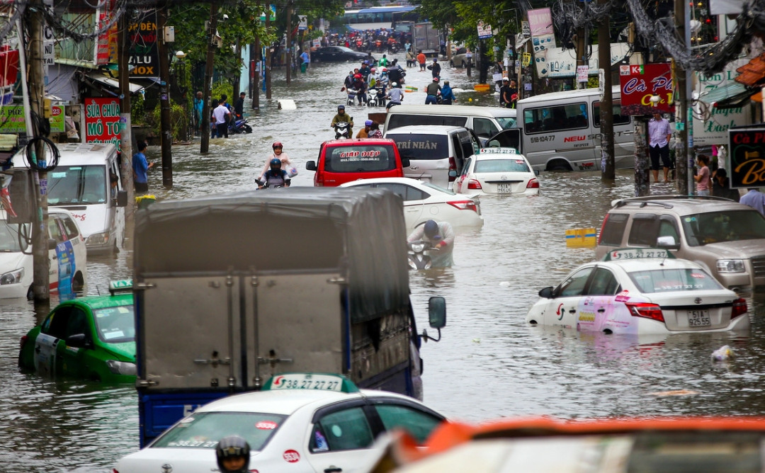 Thành phố Hồ Chí Minh ngập do đợt mưa lớn ảnh hưởng hoàn lưu bão số 9