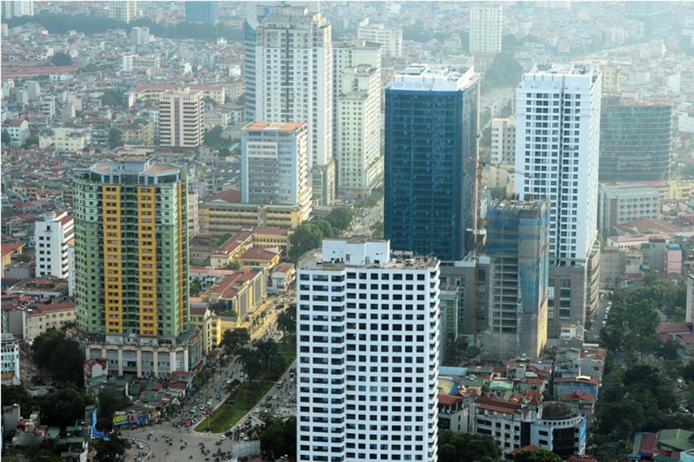 Tuyến đường Nguyễn Chí Thanh (Hà Nội) từng được vinh danh đẹp nhất Việt Nam nay đã “nghẹt thở” bởi hàng chục tòa cao ốc, chung cư san sát. Ảnh: Tiến Tuấn