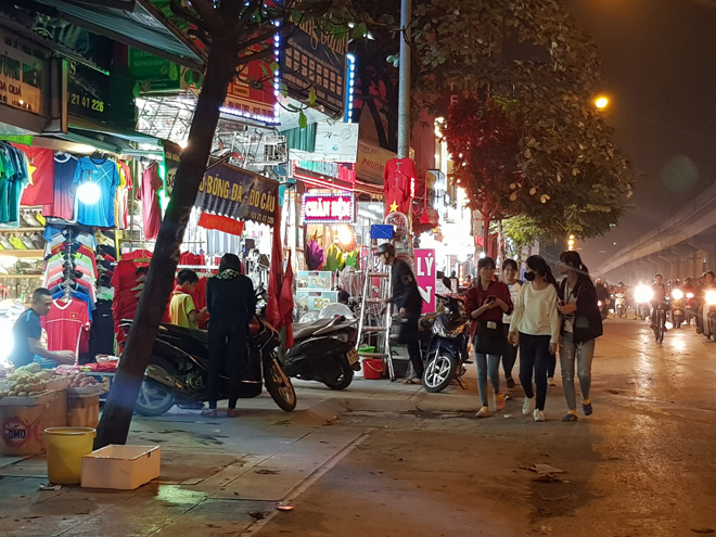 Vỉa hè đường Nguyễn Trãi (gần chợ Phùng Khoang, quận Nam Từ Liêm) bị chiếm dụng, đẩy người đi bộ xuống đường.