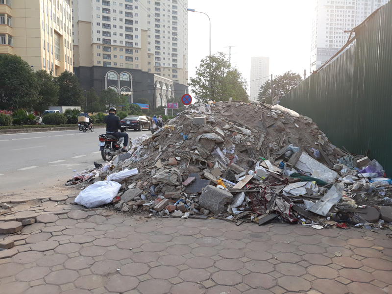 Phế thải xây dựng đổ bừa bãi trên vỉa hè đường Tố Hữu (phường Trung Văn, quận Nam Từ Liêm).