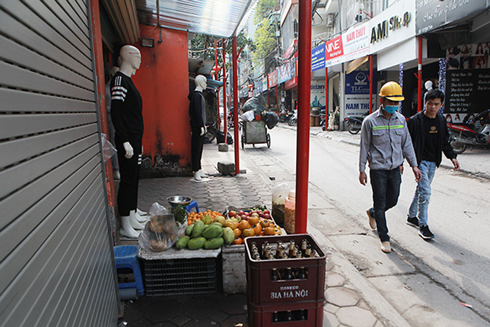 Phố Đình Thôn (phường Mỹ Đình 1) là tuyến phố văn minh đô thị của quận Nam Từ Liêm nhưng còn nhiều hộ dân bày bán hàng hóa tràn lan ra vỉa hè.