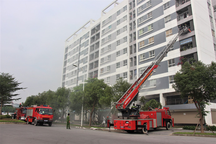 Diễn tập phòng cháy, chữa cháy tại một chung cư ở huyện Thanh Trì.