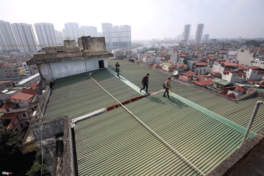 Cư dân chung cư G9, Bắc Từ Liêm, Hà Nội phải đi trên mái nhà vì thang máy hỏng (Ảnh Zing.vn)