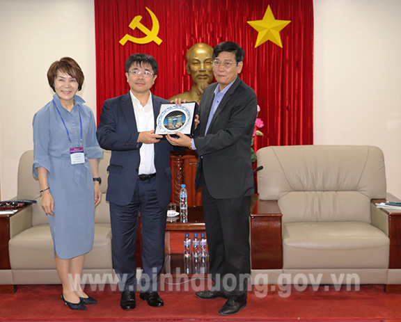 Phó Chủ tịch Thường trực UBND tỉnh Mai Hùng Dũng tặng quà lưu niệm cho các đại diện SCCI.