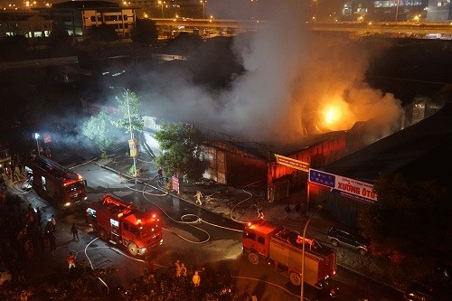Một gara ô tô gần trường Nam Trung Yên cháy lớn, gây thiệt hại nặng nề hồi cuối tháng 11. (Ảnh: Chính Nghĩa)