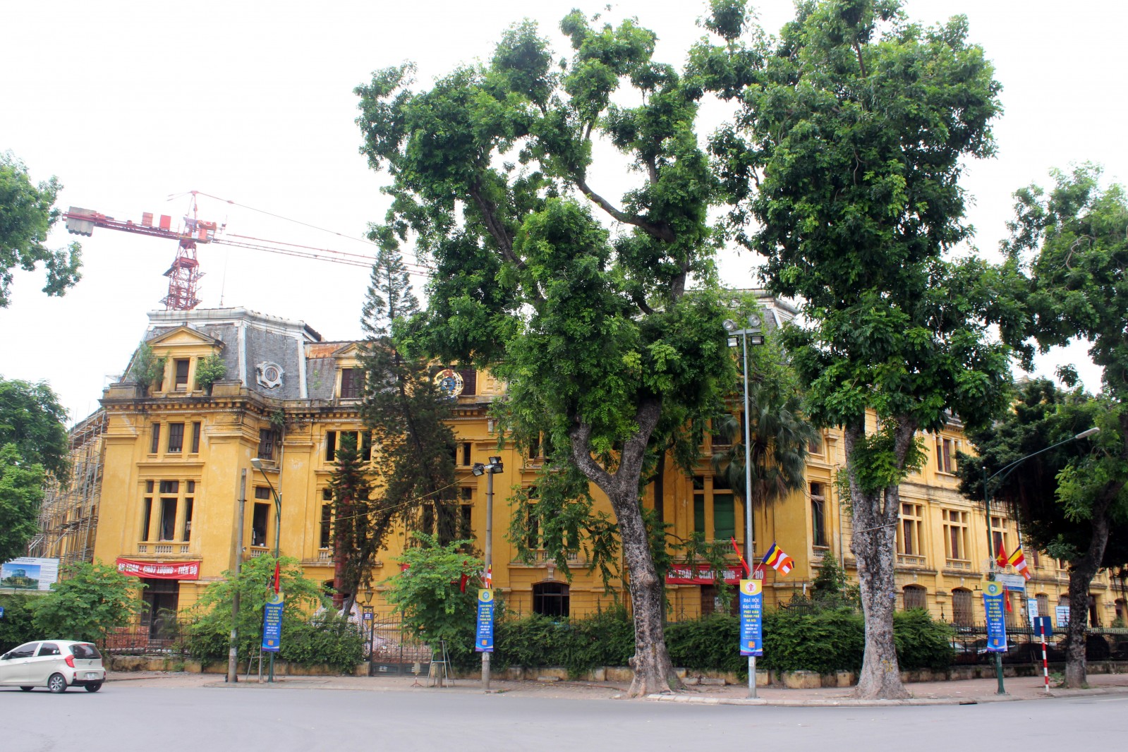 Phía sau của căn biệt thự là công trình đang được xây dựng làm trụ sở hoạt động của Tổng Liên đoàn Lao động Việt Nam.