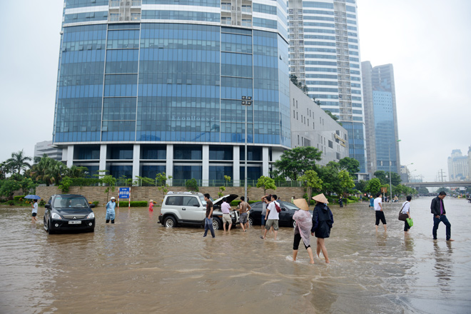 Tòa nhà 72 tầng được xếp vào hàng hiện đại nhất Thủ đô nhưng cũng ngập nước sau cơn mưa kéo dài.