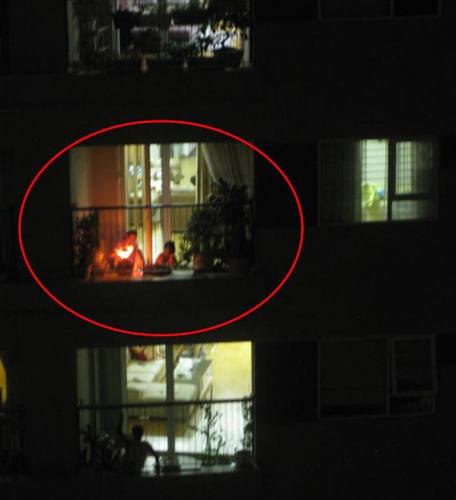 Mặc dù chủ đầu tư tòa nhà đã trang bị lò đốt vàng mã tại sân chung cư nhưng một hộ dân ở chung cư Hà Đông vẫn vô tư đốt vàng mã ngay trong nhà (Nguồn: Vietnamnet)