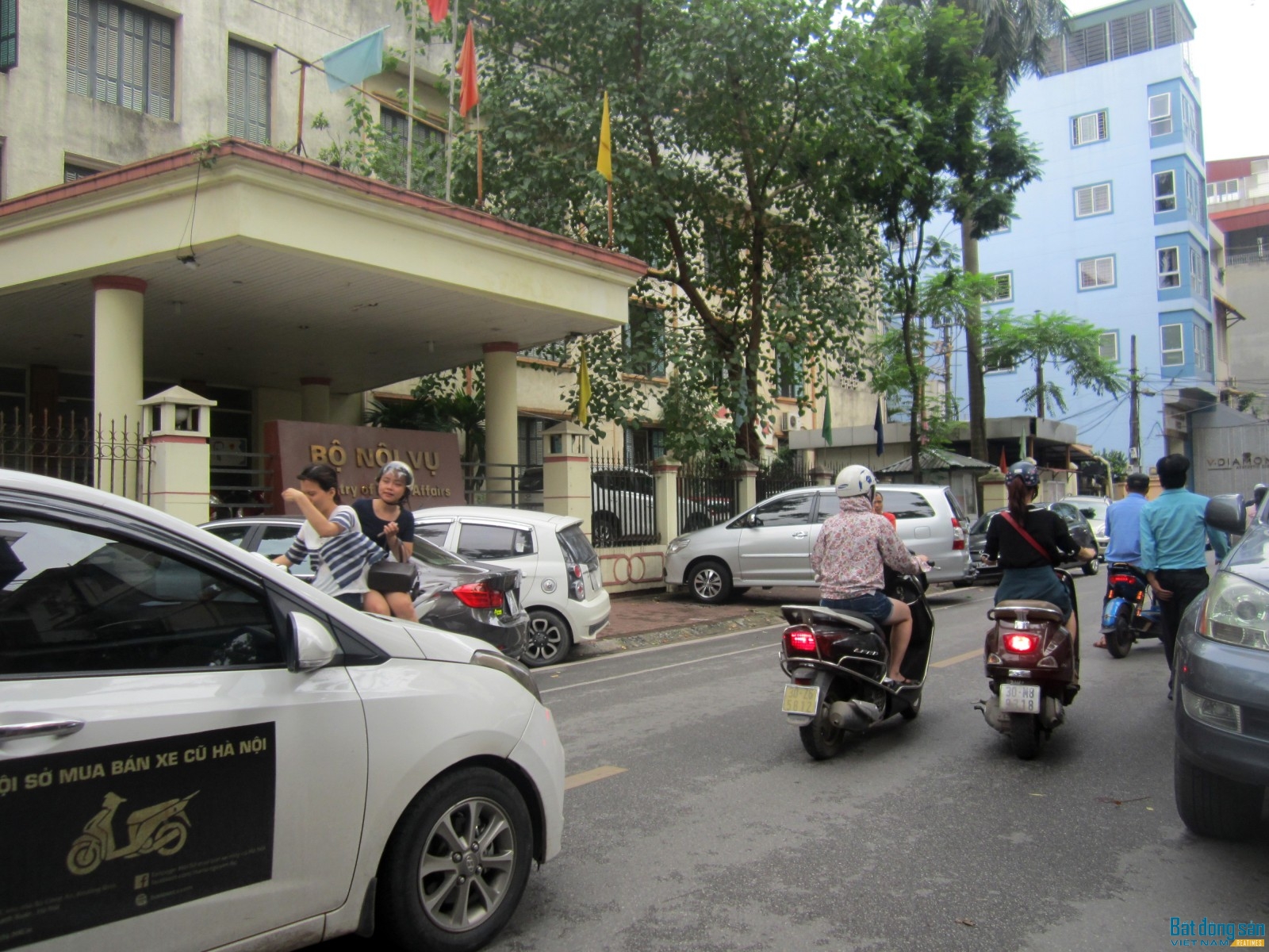 Đường Nguyễn Bỉnh Khiêm có chiều ngang chật hẹp.