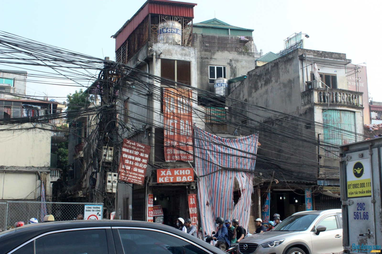 Những dây điện dây cáp trên đường Trường Chinh chạy ngang tầm thấp ngay sát nhà dân