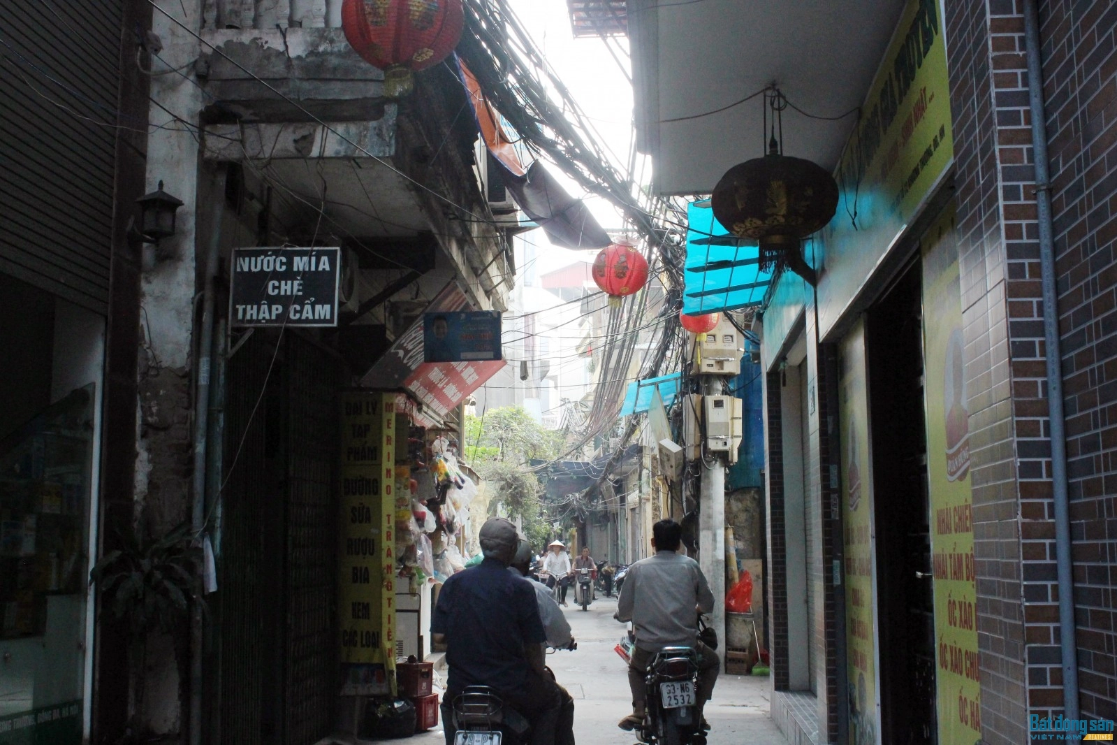 Trong những ngõ nhỏ ở Hoàng Mai, hệ thống dây điện dày đặc lửng lơ trên đầu người tham gia giao thông