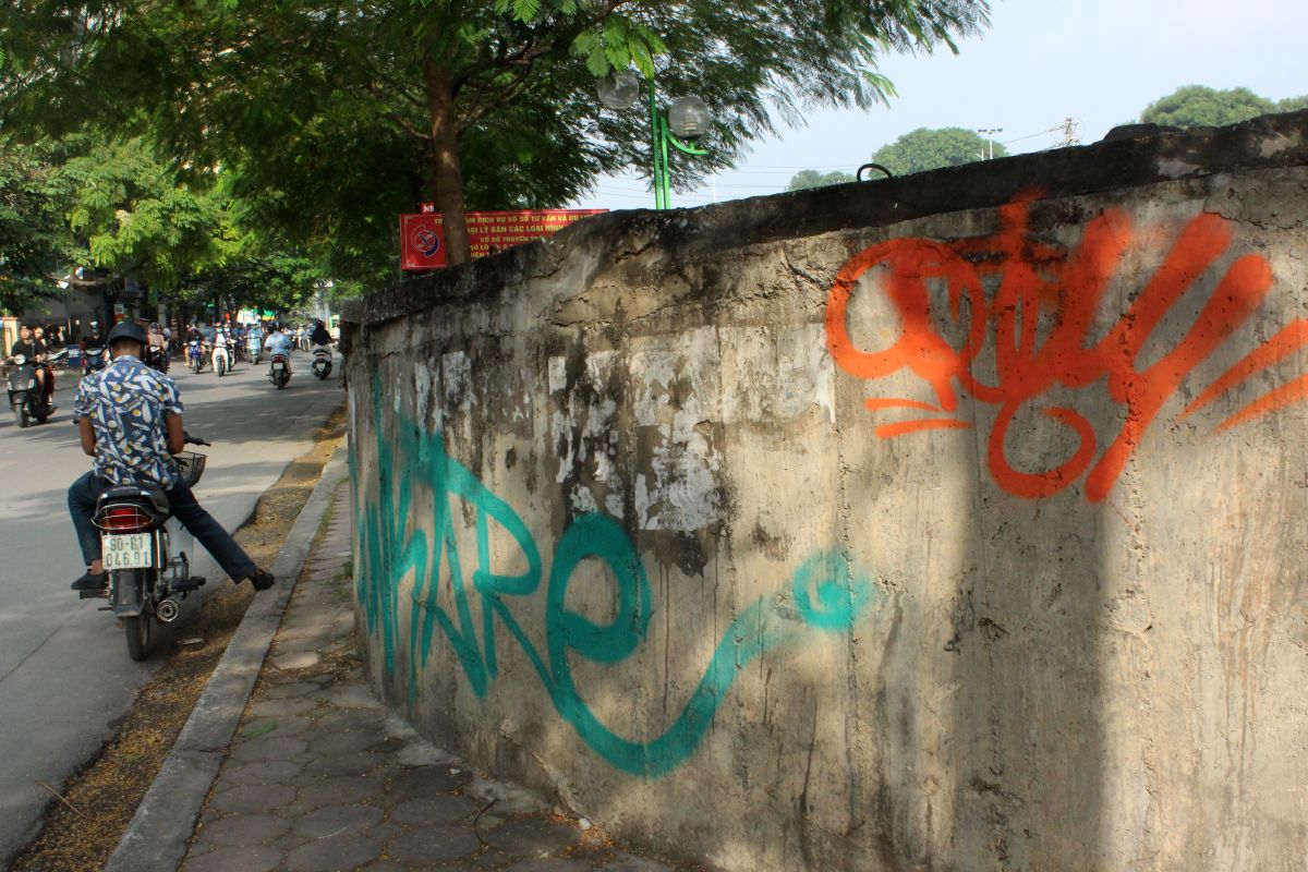 Hiện nay, rất dễ bắt gặp những nét vẽ nguệch ngoạc trên đường phố. Ảnh chụp tại đường Nguyễn Ngọc Vũ (Ảnh: Hồng Vũ)